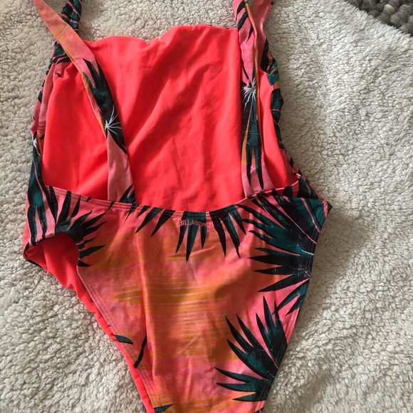 BRAND NEW ONE PIECE SWIMSUIT FROM BILLABONG - Picture 4 of 9